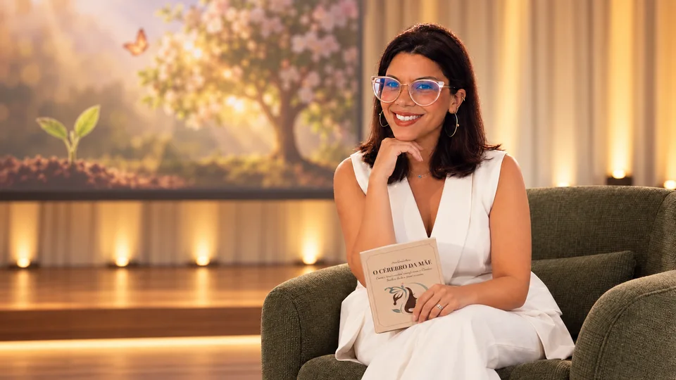 Ana Cerqueira sentada com o livro O Cérebro da Mãe
