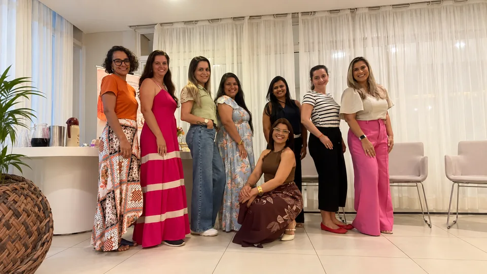 Participantes reunidas para uma foto no Café Entre Mães